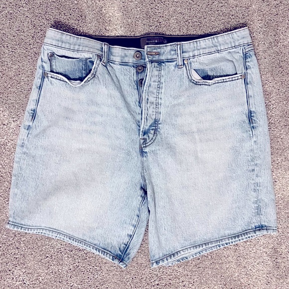 Torrid 5 Inch Mom Jean Premium Classic Denim Mid-Rise Short Size 14 - Picture 2 of 6